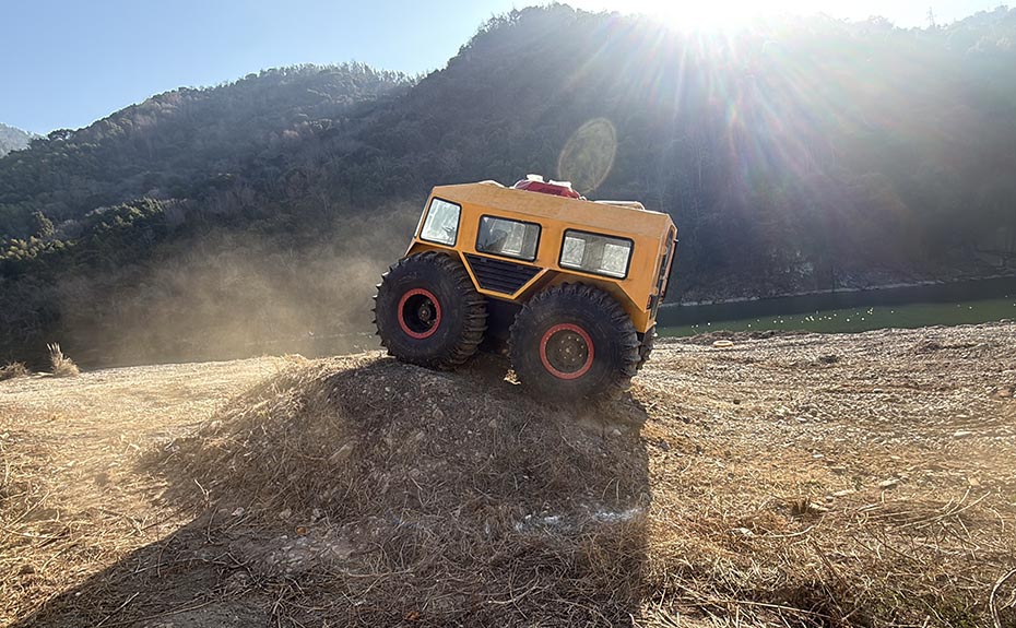 Колесный вездеход 4х4 с полностью герметичным кузовом