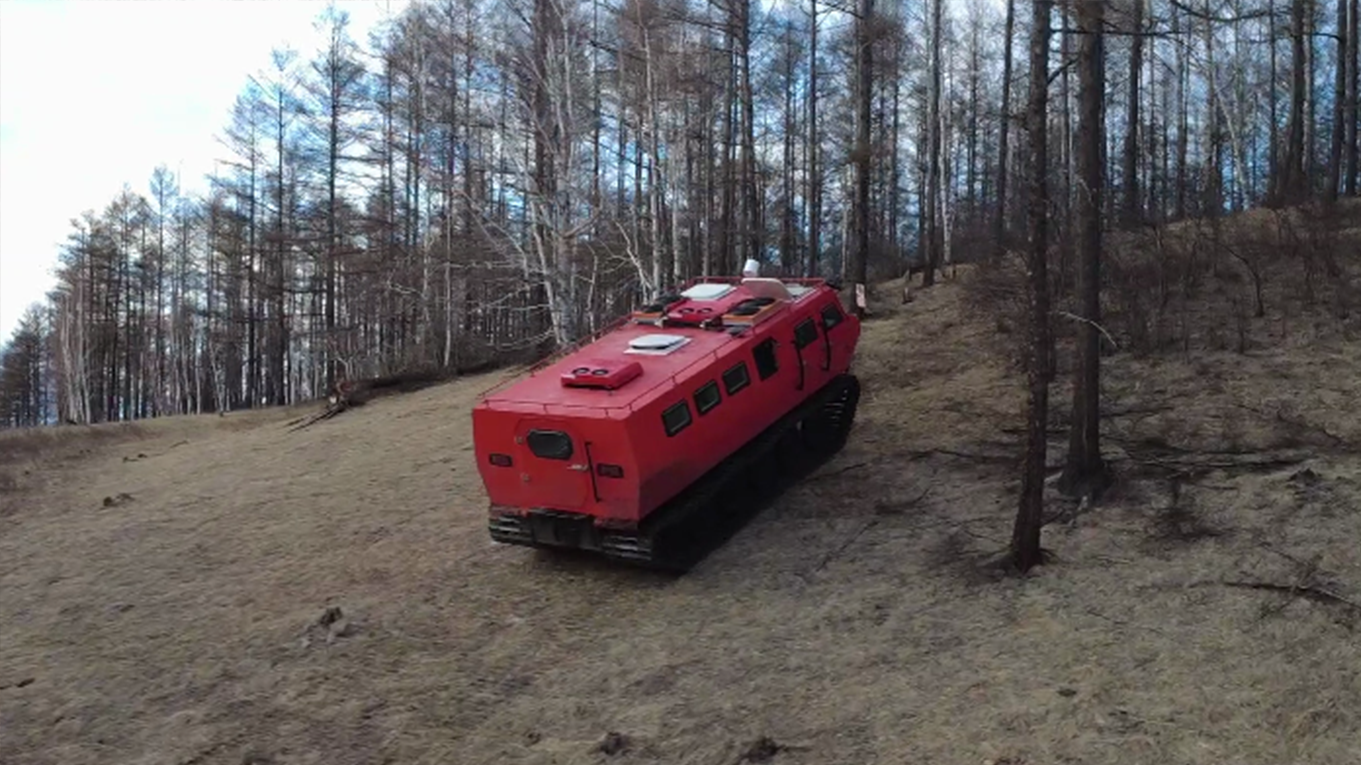 Односекционный гусеничный вездеход военно-транспортный автомобиль