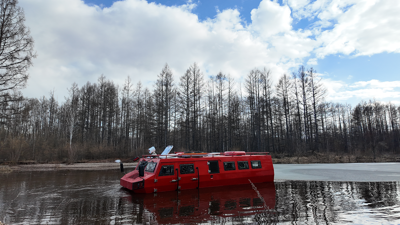 Односекционный гусеничный вездеход военно-транспортный автомобиль